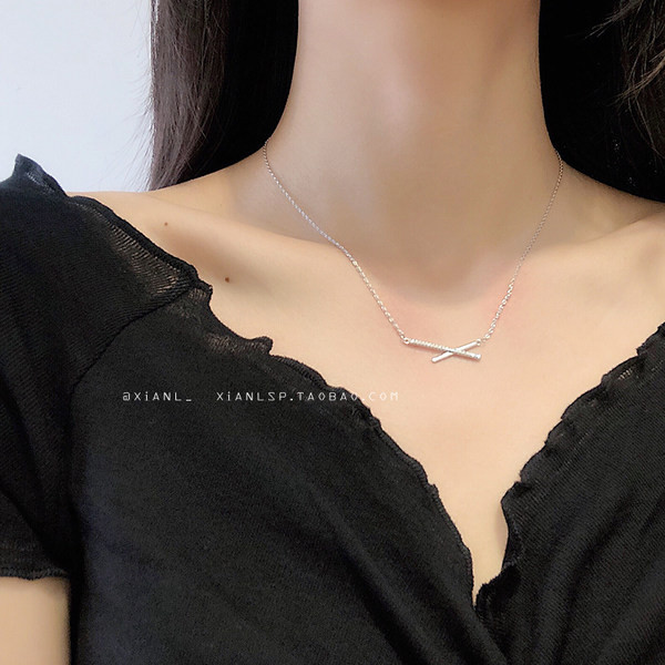 Κομψό γυναικείο κολιέ με πέτρες και λεπτή αλυσίδα