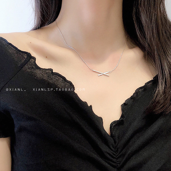 Κομψό γυναικείο κολιέ με πέτρες και λεπτή αλυσίδα