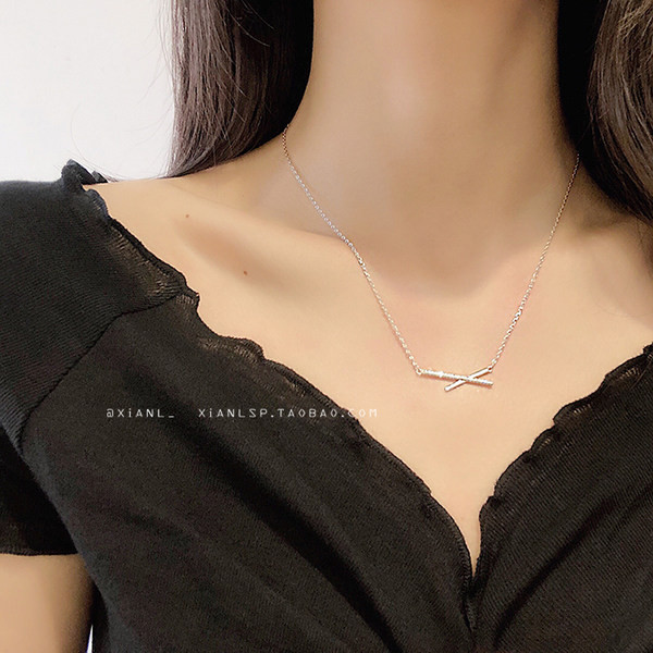 Κομψό γυναικείο κολιέ με πέτρες και λεπτή αλυσίδα