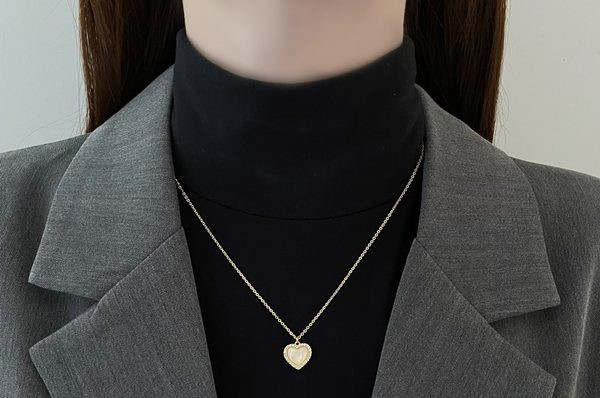Κομψή γυναικεία αλυσίδα με μενταγιόν καρδιά