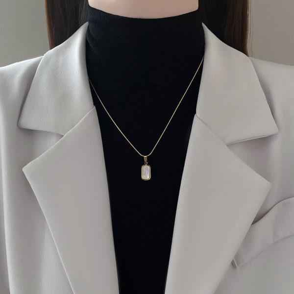 Дамска тънка верижка с квадратна висулка 