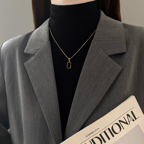 Дамска тънка верижка с квадратна висулка 