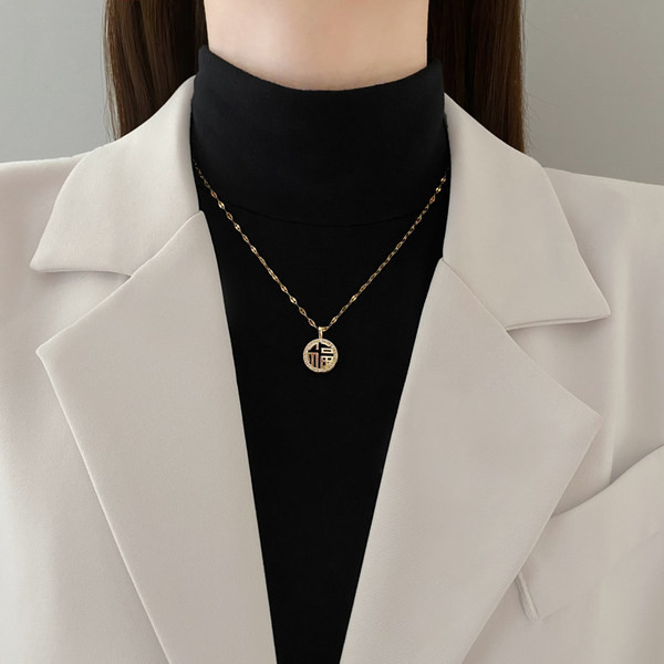 Γυναικείο κολιέ με στρογγυλό μενταγιόν σε χρυσό χρώμα