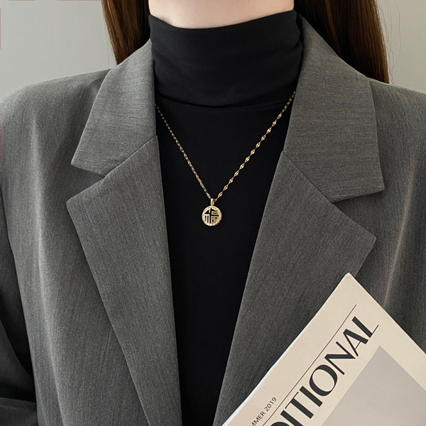 Γυναικείο κολιέ με στρογγυλό μενταγιόν σε χρυσό χρώμα