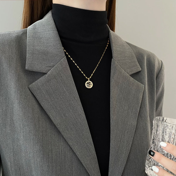 Γυναικείο κολιέ με στρογγυλό μενταγιόν σε χρυσό χρώμα