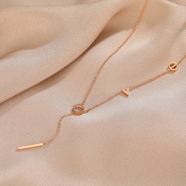 Moderna zlatna ogrlica s privjescima