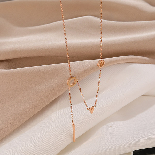 Moderna zlatna ogrlica s privjescima