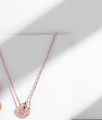 Γυναικείο κολιέ με μενταγιόν σε χρυσό χρώμα και χρωματιστές διακοσμητικές πέτρες