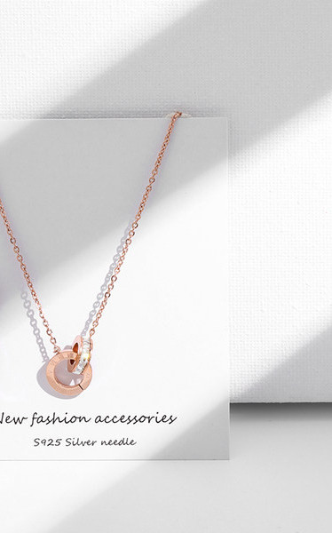 Γυναικείο κολιέ με μενταγιόν σε χρυσό χρώμα και χρωματιστές διακοσμητικές πέτρες