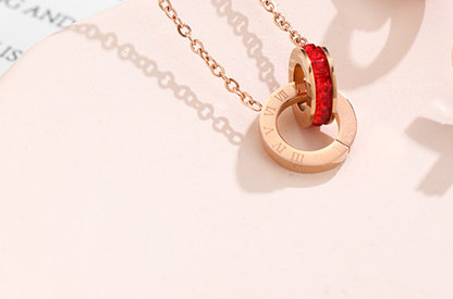 Γυναικείο κολιέ με μενταγιόν σε χρυσό χρώμα και χρωματιστές διακοσμητικές πέτρες