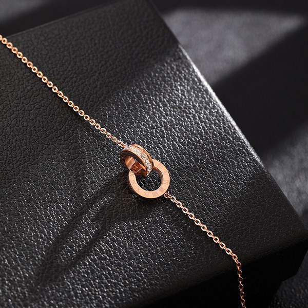 Γυναικείο κολιέ με μενταγιόν σε χρυσό χρώμα και χρωματιστές διακοσμητικές πέτρες