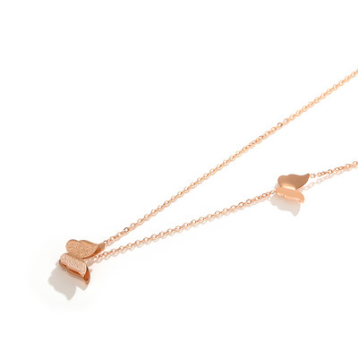 Μοντέρνο γυναικείο κολιέ με δύο μενταγιόν πεταλούδα σε χρυσό χρώμα