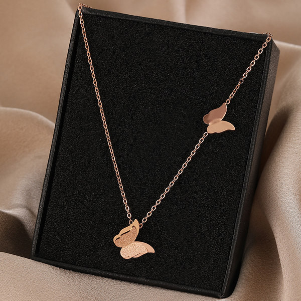 Μοντέρνο γυναικείο κολιέ με δύο μενταγιόν πεταλούδα σε χρυσό χρώμα