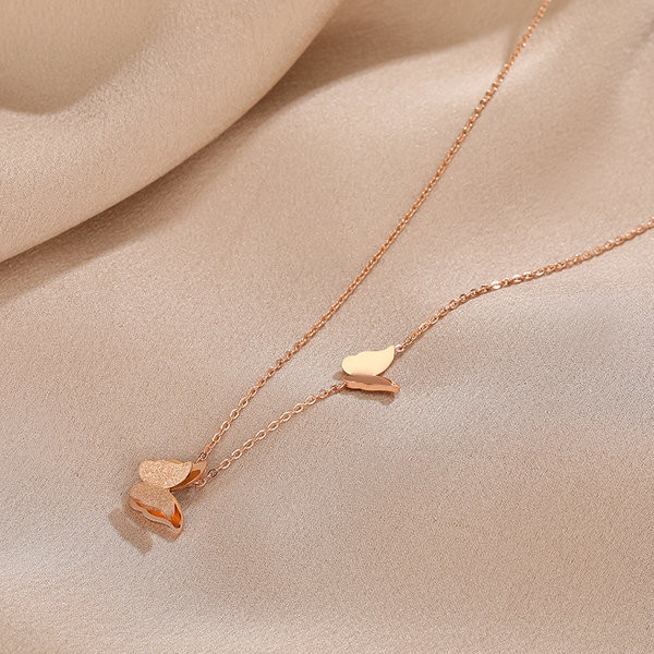 Μοντέρνο γυναικείο κολιέ με δύο μενταγιόν πεταλούδα σε χρυσό χρώμα