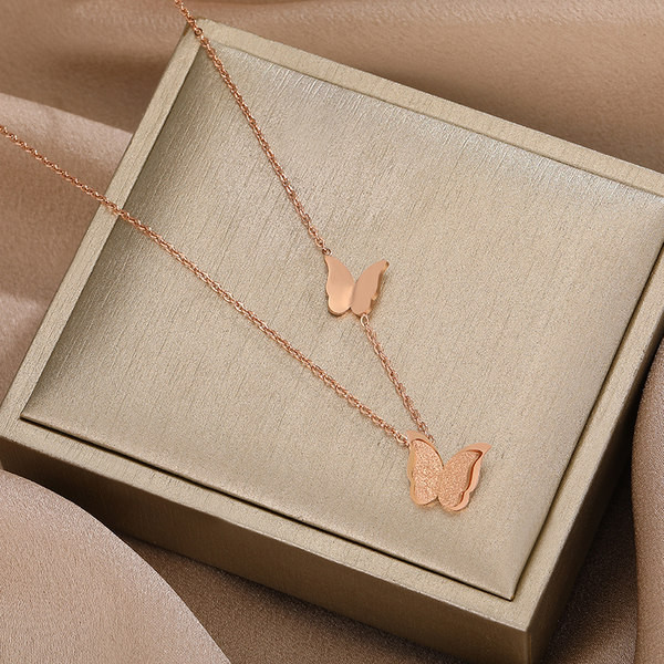 Μοντέρνο γυναικείο κολιέ με δύο μενταγιόν πεταλούδα σε χρυσό χρώμα