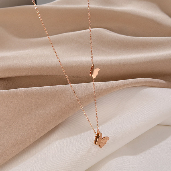 Μοντέρνο γυναικείο κολιέ με δύο μενταγιόν πεταλούδα σε χρυσό χρώμα