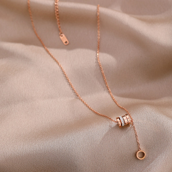 Κολιέ με πέτρες και μενταγιόν σε χρυσό χρώμα