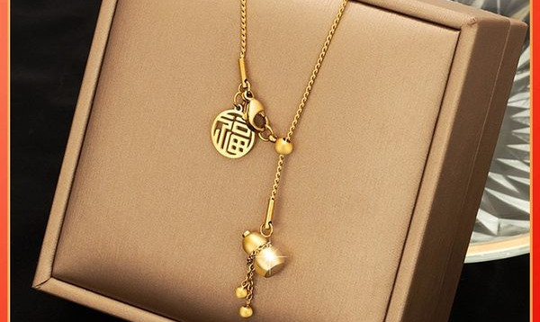 Nježna ženska ogrlica sa privjeskom u zlatnoj boji i kopčom