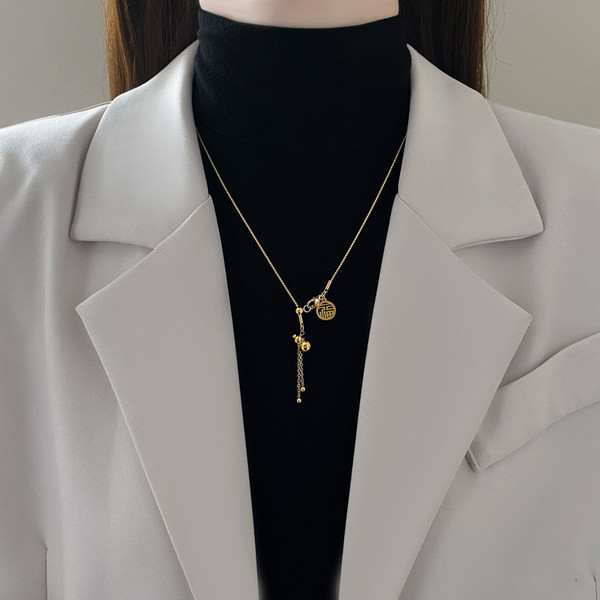 Nježna ženska ogrlica sa privjeskom u zlatnoj boji i kopčom