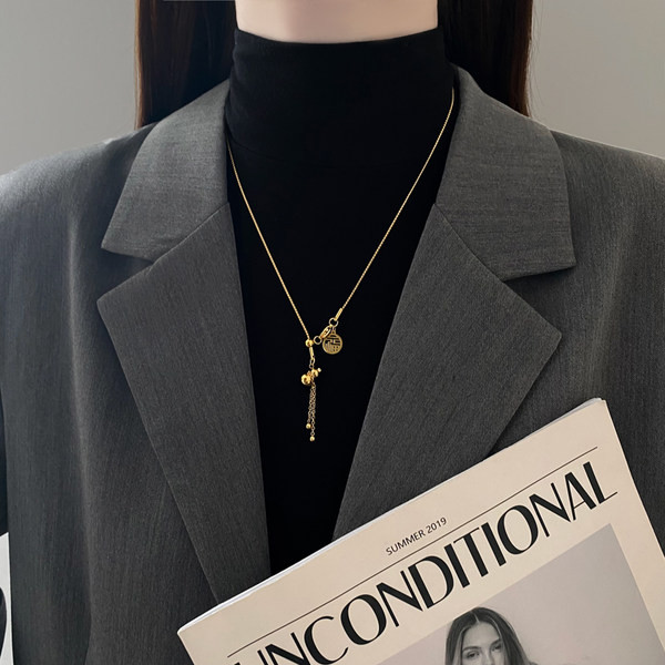 Nježna ženska ogrlica sa privjeskom u zlatnoj boji i kopčom