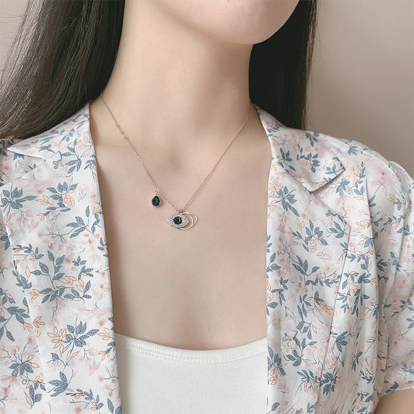 Μοντέρνο γυναικείο μενταγιόν με πέτρες και τρία μενταγιόν