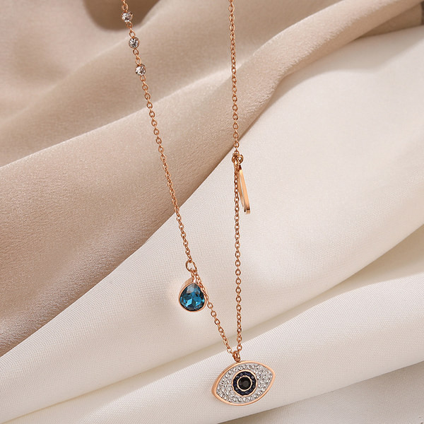 Μοντέρνο γυναικείο μενταγιόν με πέτρες και τρία μενταγιόν