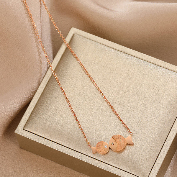 Ženska ogrlica s ribicom i ukrasnim kamenčićima