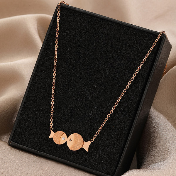 Ženska ogrlica s ribicom i ukrasnim kamenčićima