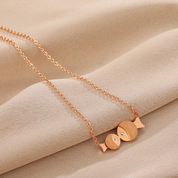 Ženska ogrlica s ribicom i ukrasnim kamenčićima