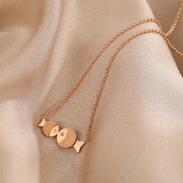 Ženska ogrlica s ribicom i ukrasnim kamenčićima