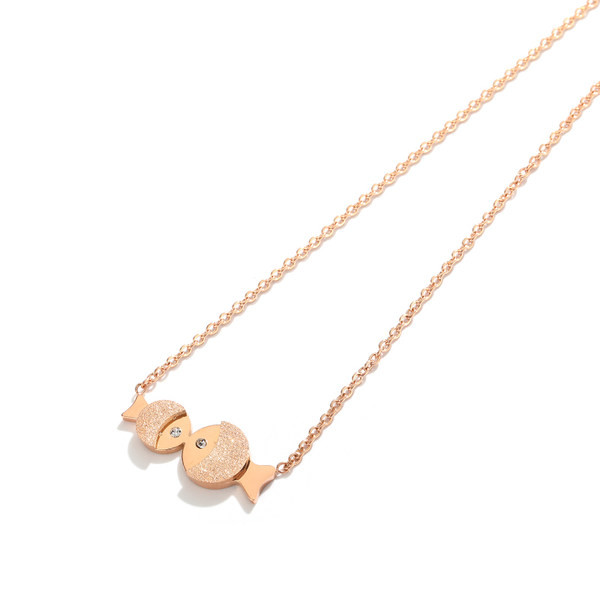 Ženska ogrlica s ribicom i ukrasnim kamenčićima