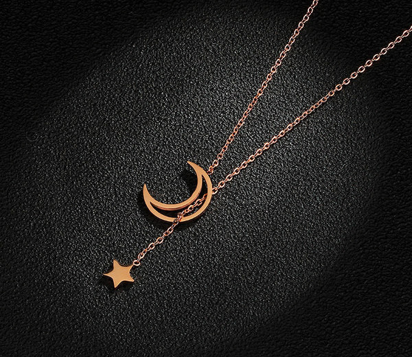 Ženska ogrlica zlatne boje sa privjeskom u obliku zvijezde