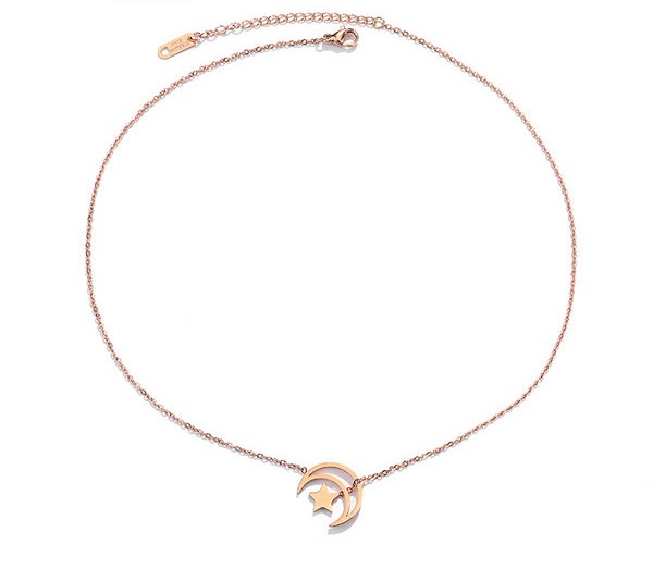 Ženska ogrlica zlatne boje sa privjeskom u obliku zvijezde