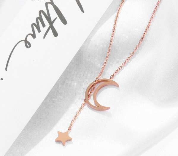 Ženska ogrlica zlatne boje sa privjeskom u obliku zvijezde