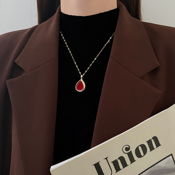 Νέο μοντέλο γυναικείο κολιέ με λεπτή αλυσίδα και πέτρα σε κόκκινο χρώμα