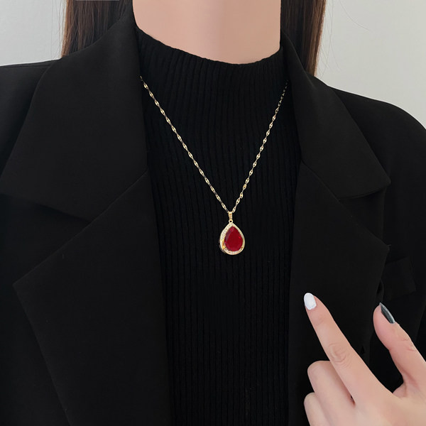 Νέο μοντέλο γυναικείο κολιέ με λεπτή αλυσίδα και πέτρα σε κόκκινο χρώμα