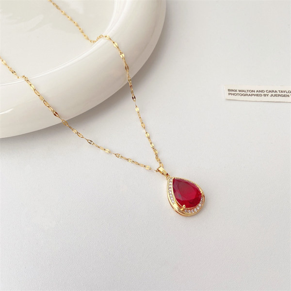 Νέο μοντέλο γυναικείο κολιέ με λεπτή αλυσίδα και πέτρα σε κόκκινο χρώμα