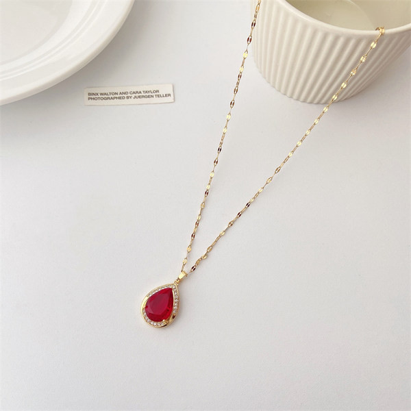 Νέο μοντέλο γυναικείο κολιέ με λεπτή αλυσίδα και πέτρα σε κόκκινο χρώμα