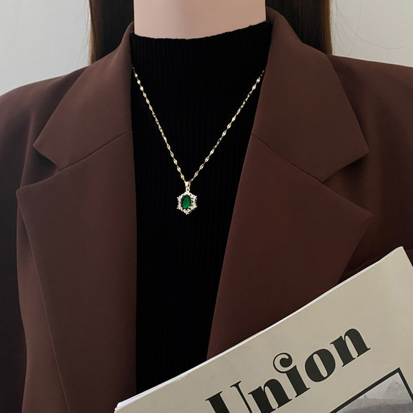 Μοντέρνο  γυναικείο κολιέ με διακοσμητική πέτρα