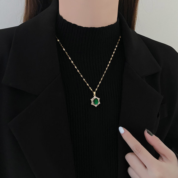 Μοντέρνο  γυναικείο κολιέ με διακοσμητική πέτρα