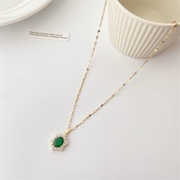 Μοντέρνο  γυναικείο κολιέ με διακοσμητική πέτρα