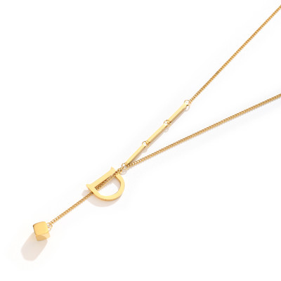 Γυναικείο ντελικάτο κολιέ με μενταγιόν και γράμμα σε χρυσό χρώμα