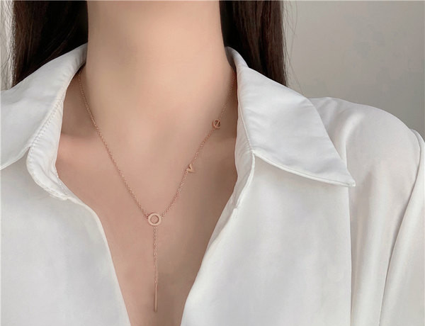 Γυναικείο ντελικάτο κολιέ με μενταγιόν και γράμμα σε χρυσό χρώμα