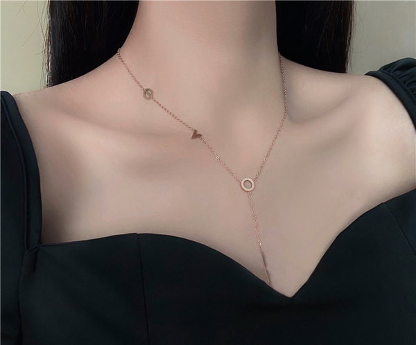 Γυναικείο ντελικάτο κολιέ με μενταγιόν και γράμμα σε χρυσό χρώμα