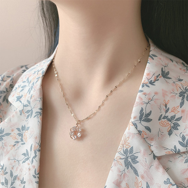 Ženski lančić s privjeskom s kamenčićima