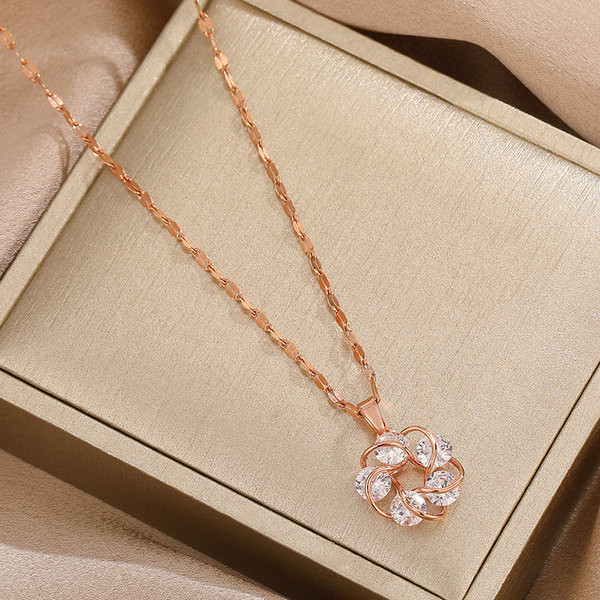 Ženski lančić s privjeskom s kamenčićima