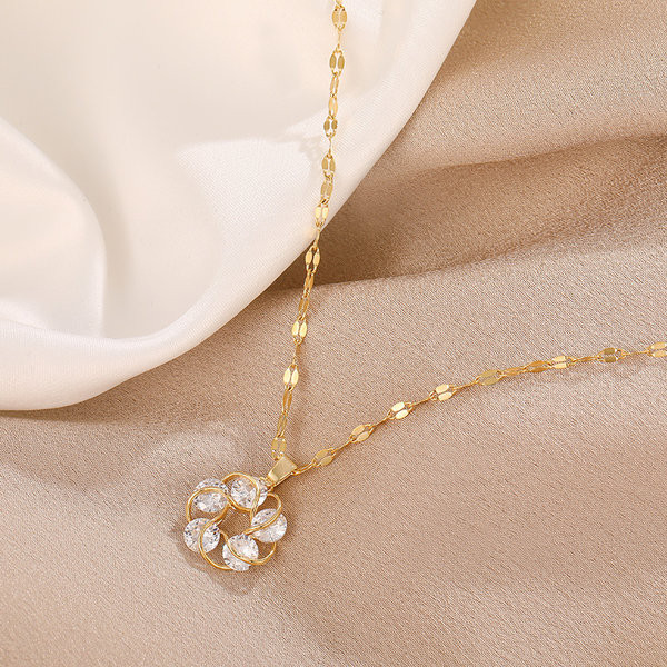 Ženski lančić s privjeskom s kamenčićima