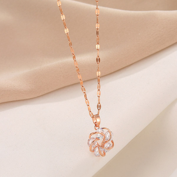 Ženski lančić s privjeskom s kamenčićima