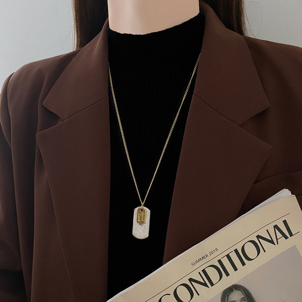 Γυναικεία λεπτή αλυσίδα σε χρυσό χρώμα με μενταγιόν