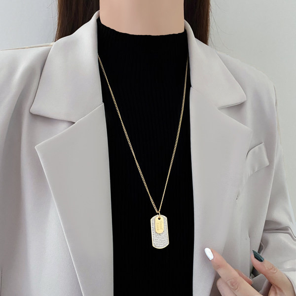 Γυναικεία λεπτή αλυσίδα σε χρυσό χρώμα με μενταγιόν